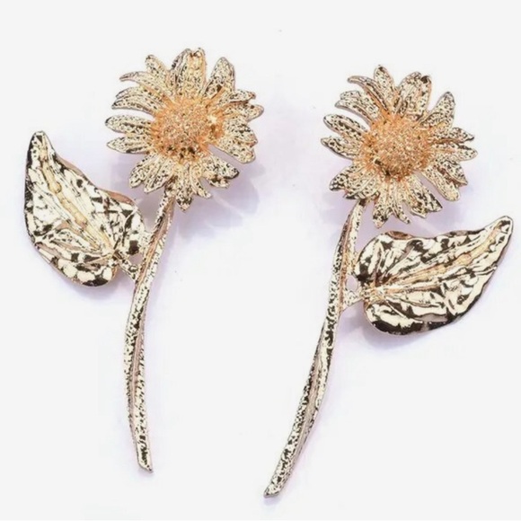 Daisy Flower Gold Earrings - Picture 6 of 16